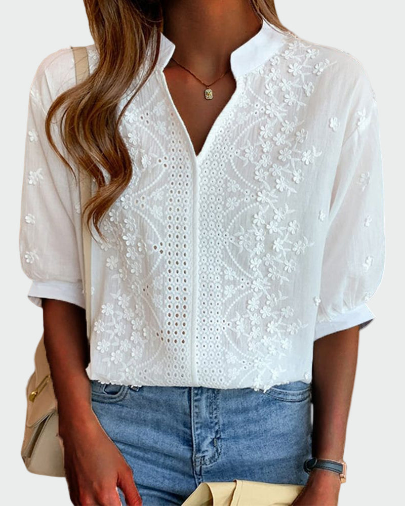 Blusa com detalhes em renda e mangas bufantes