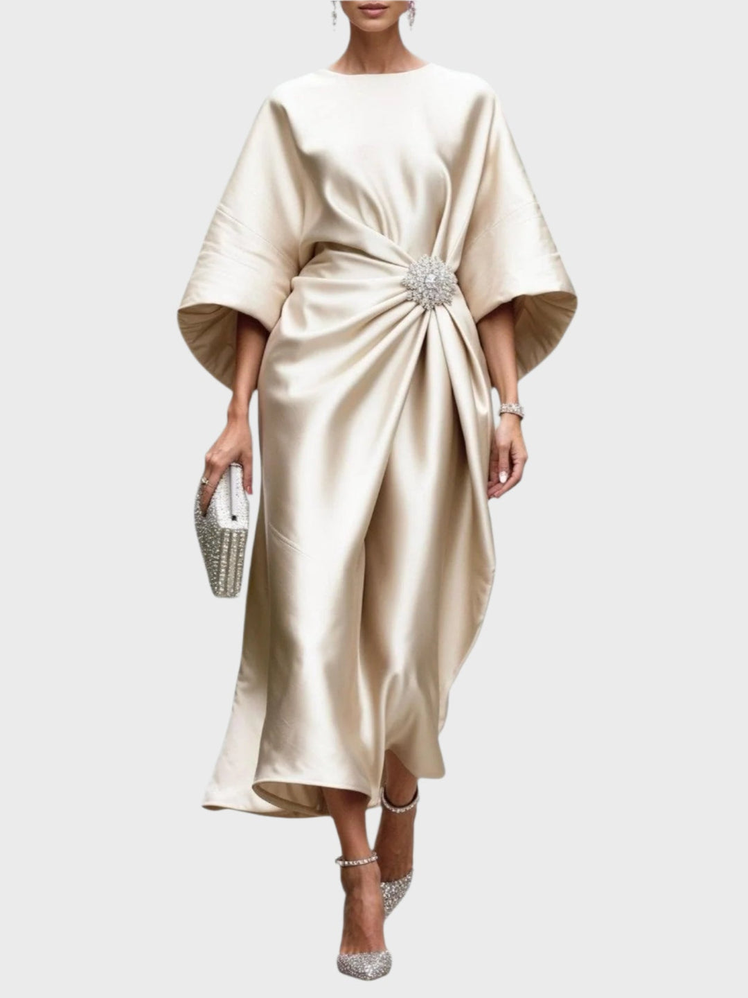 Vestido de Cetim com Pregas Laterais e Fivela Decorativa