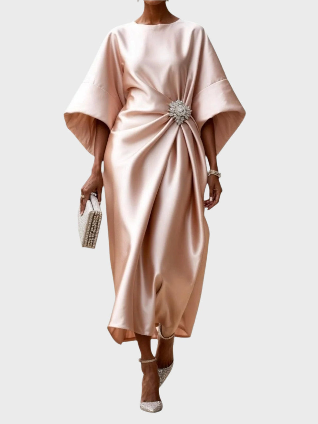 Vestido de Cetim com Pregas Laterais e Fivela Decorativa