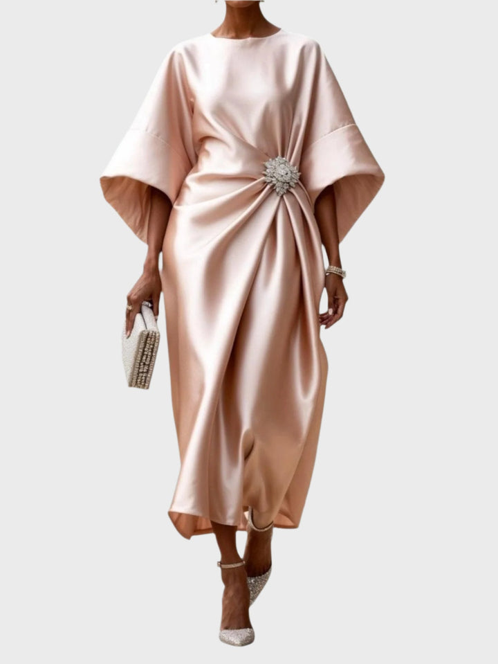 Vestido de Cetim com Pregas Laterais e Fivela Decorativa