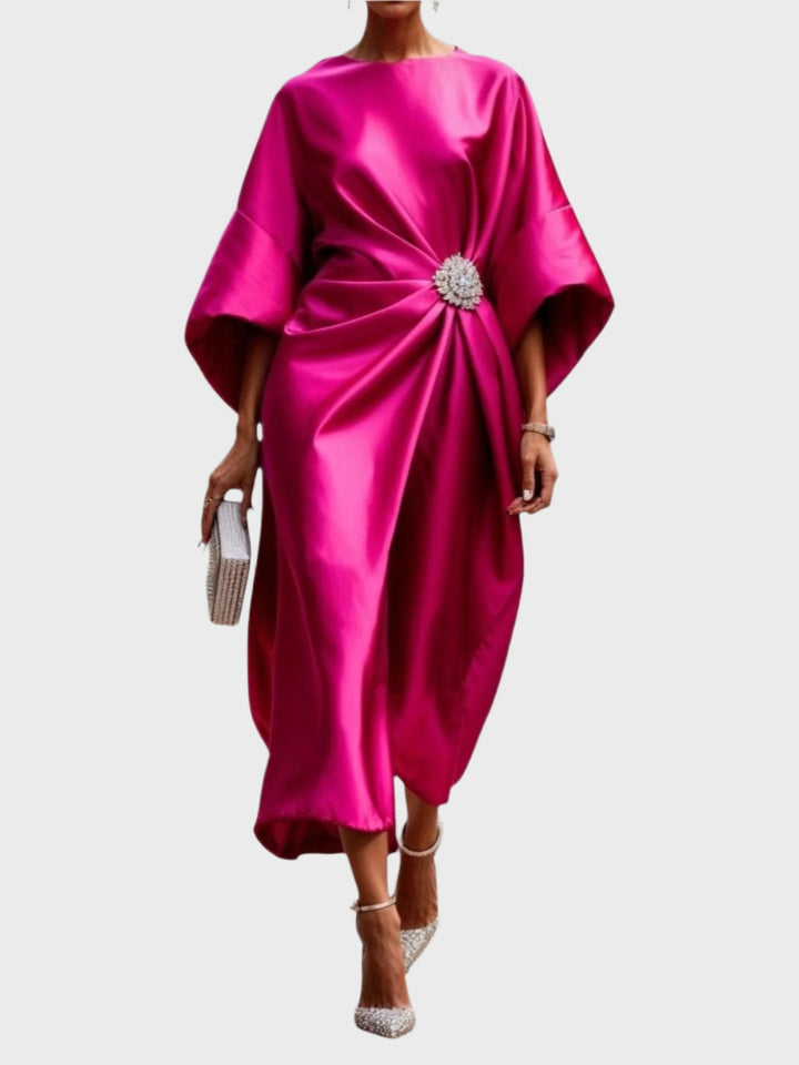 Vestido de Cetim com Pregas Laterais e Fivela Decorativa
