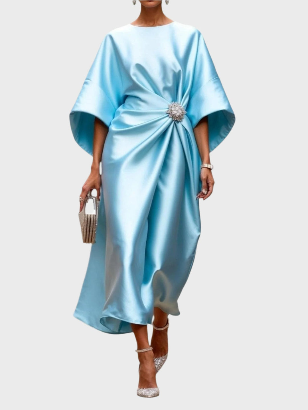 Vestido de Cetim com Pregas Laterais e Fivela Decorativa