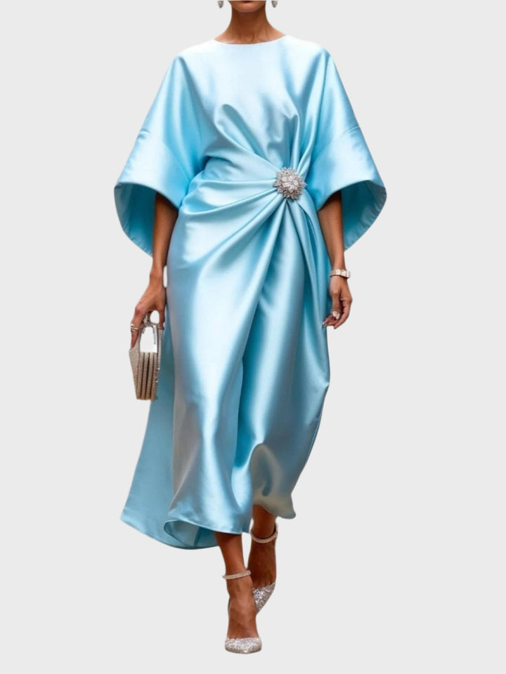Vestido de Cetim com Pregas Laterais e Fivela Decorativa