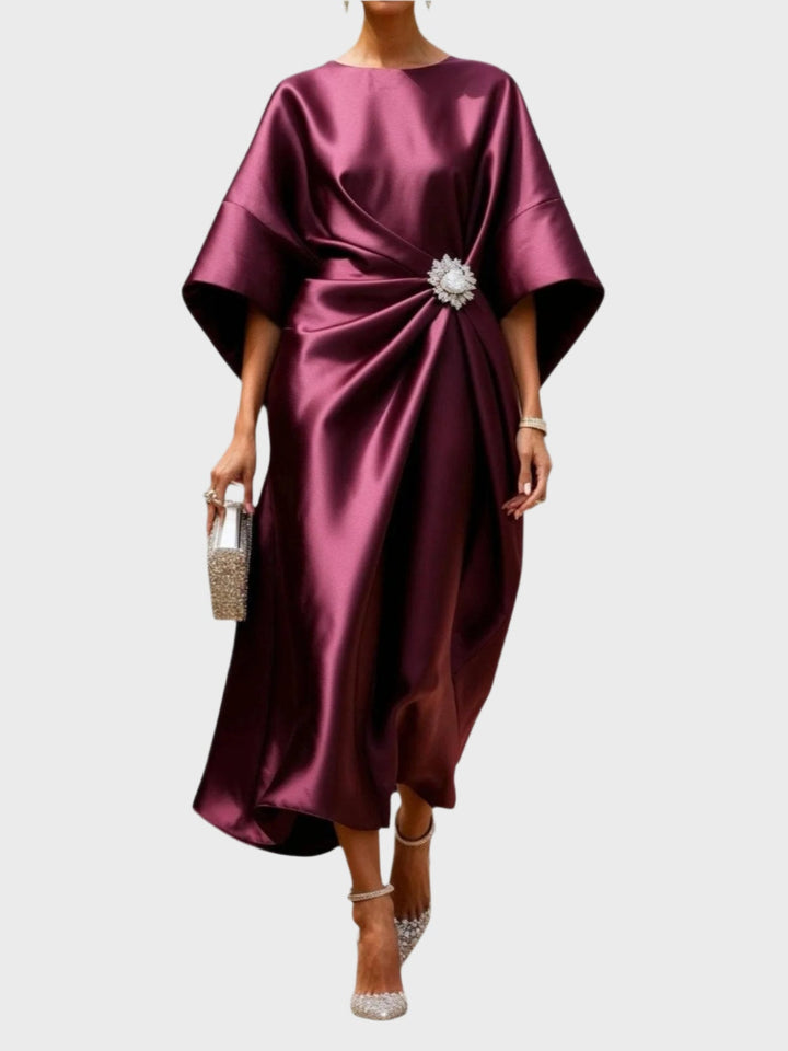 Vestido de Cetim com Pregas Laterais e Fivela Decorativa