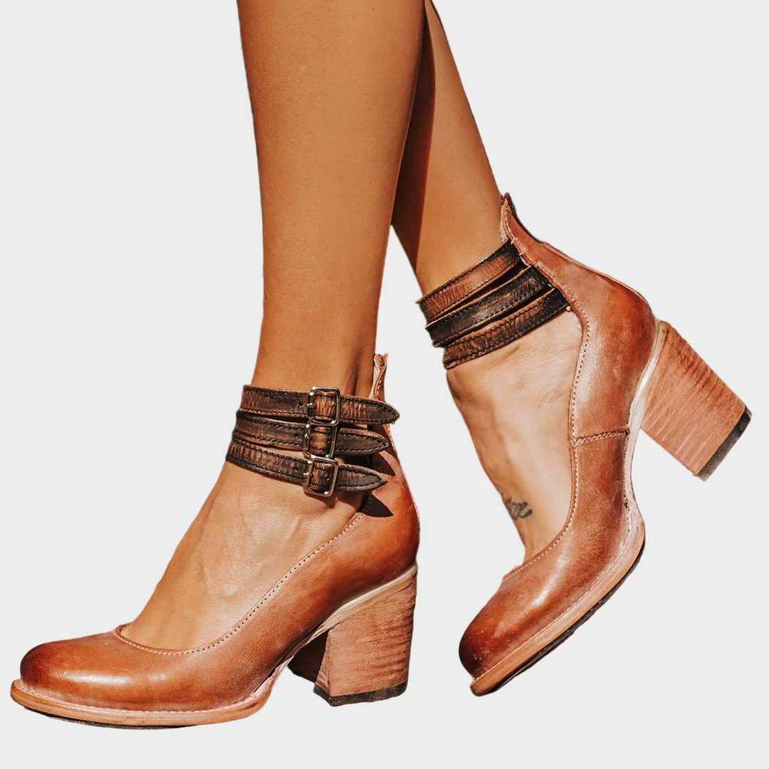 Sapatos de salto alto com múltiplas tiras