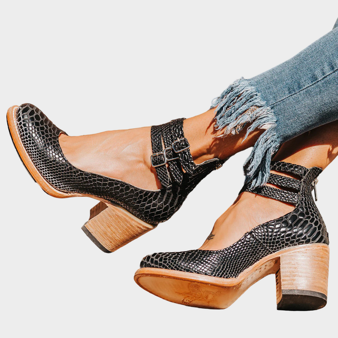 Sapatos de salto alto com múltiplas tiras
