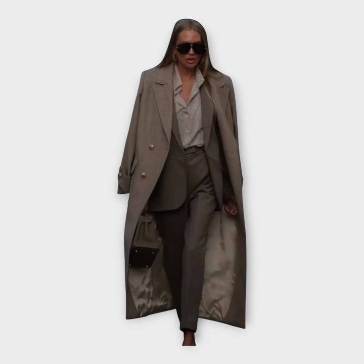 Conjunto elegante com calças e casaco em linha minimalista