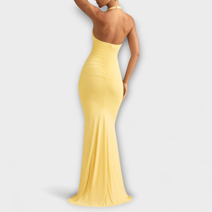 Vestido de gala elegante com costas abertas e decote impressionante