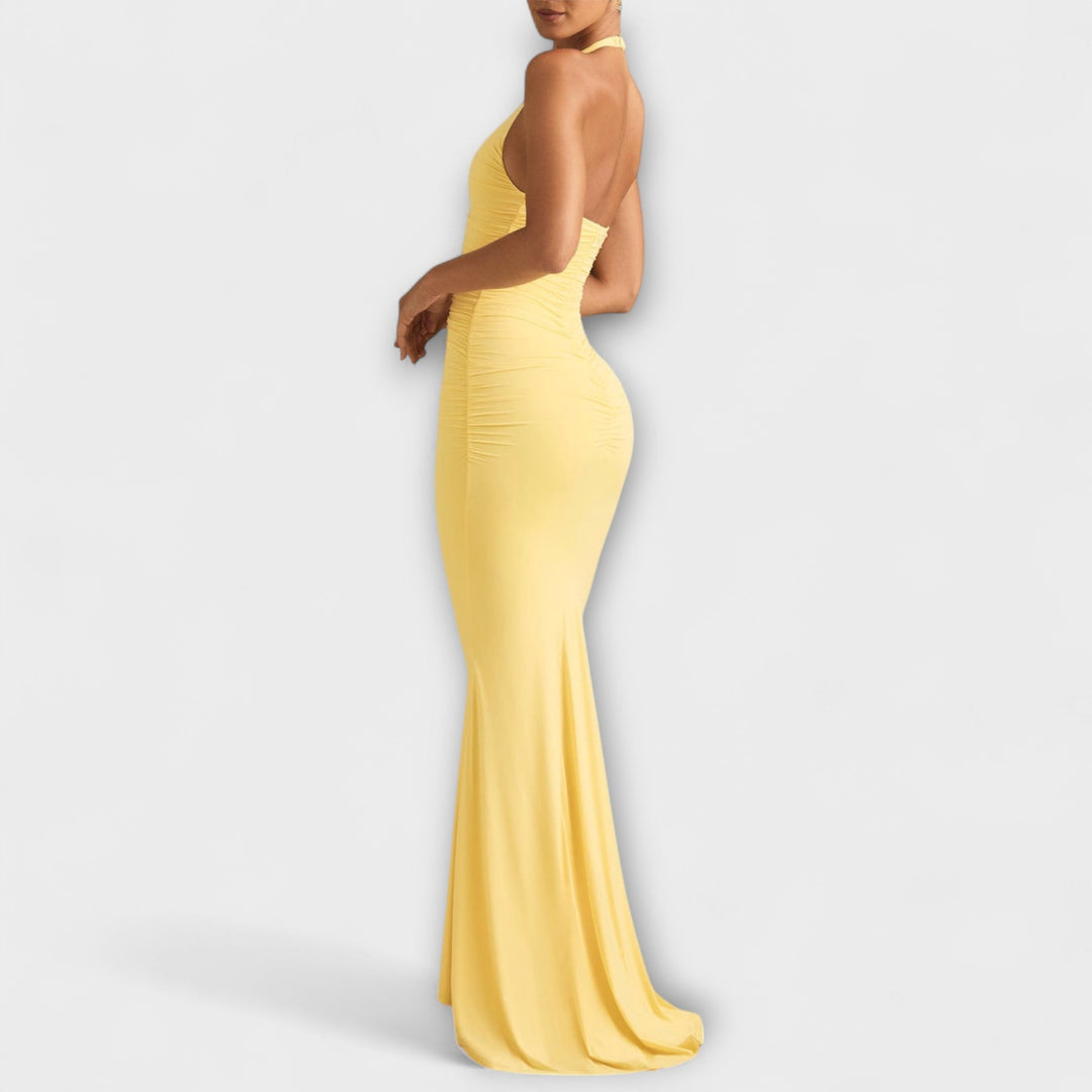 Vestido de gala elegante com costas abertas e decote impressionante