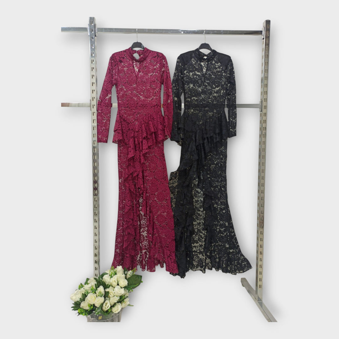 Vestido de renda assimétrico com design sofisticado