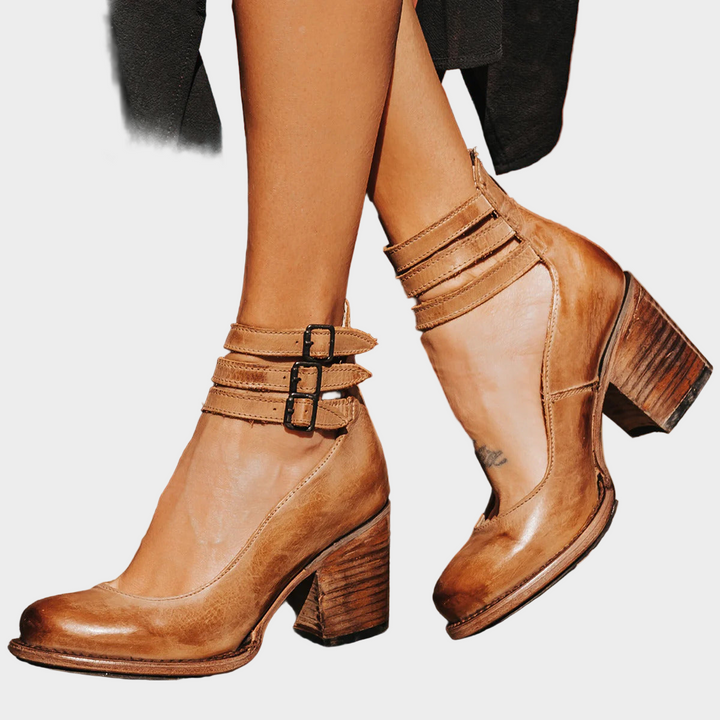 Sapatos de salto alto com múltiplas tiras