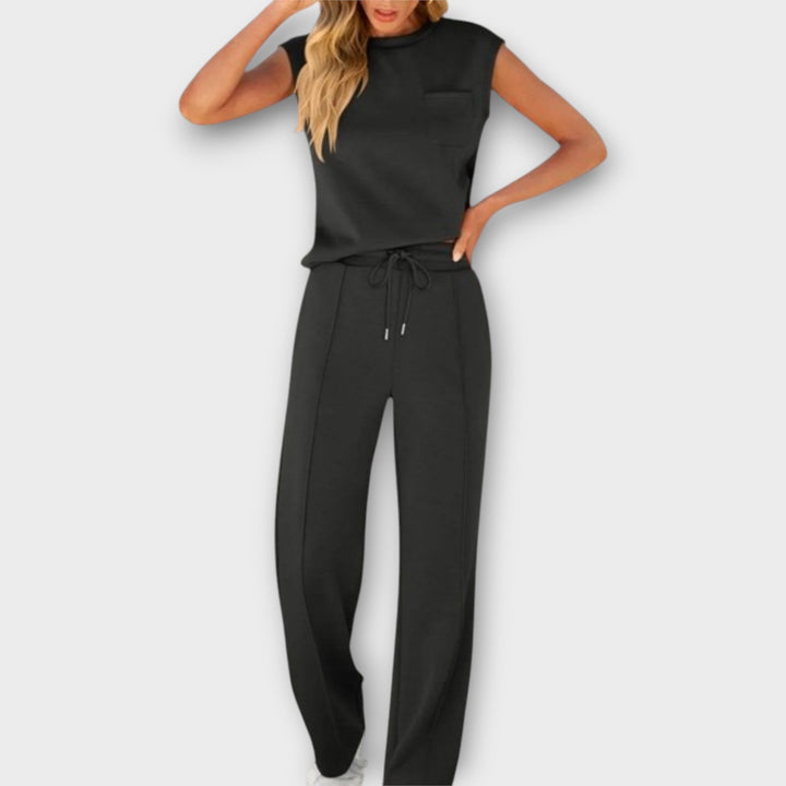 Conjunto de blusa sem mangas e calças com cordão