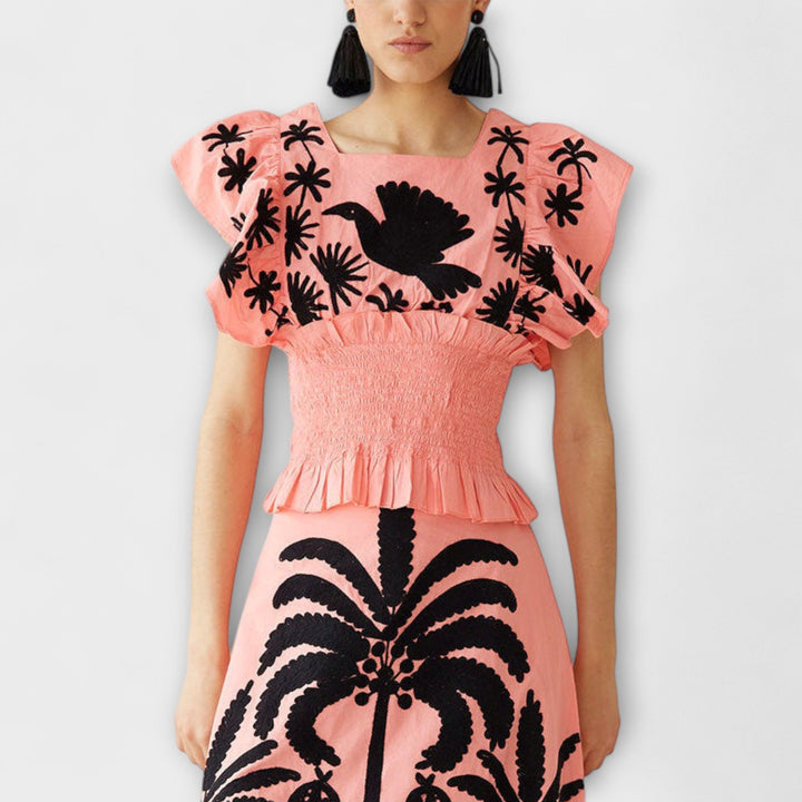 Top estiloso com design de palmeira e aves tropicais
