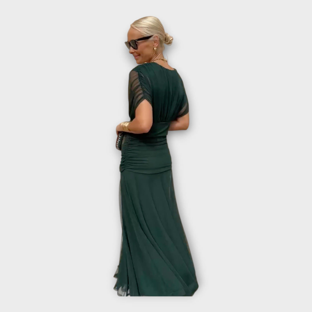 Vestido Arejado com Decote Impressionante