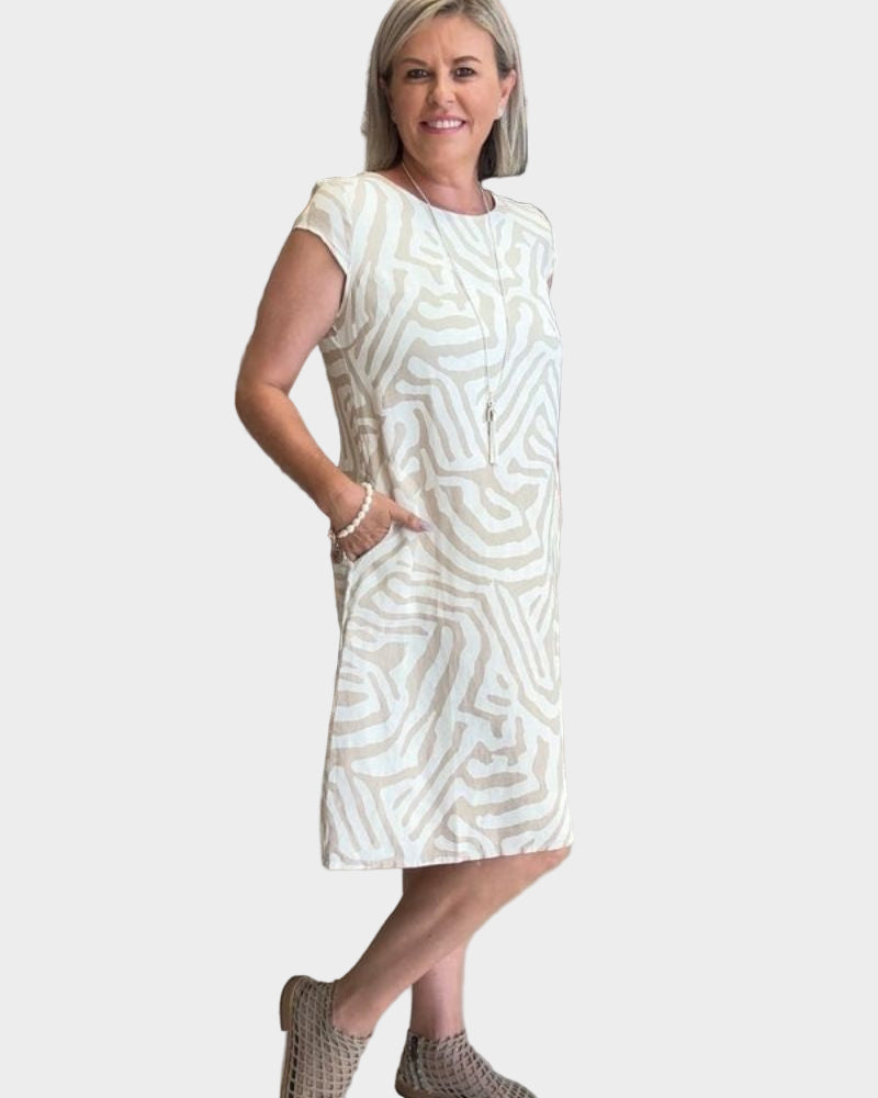 Vestido de verão com decote redondo e bonito padrão