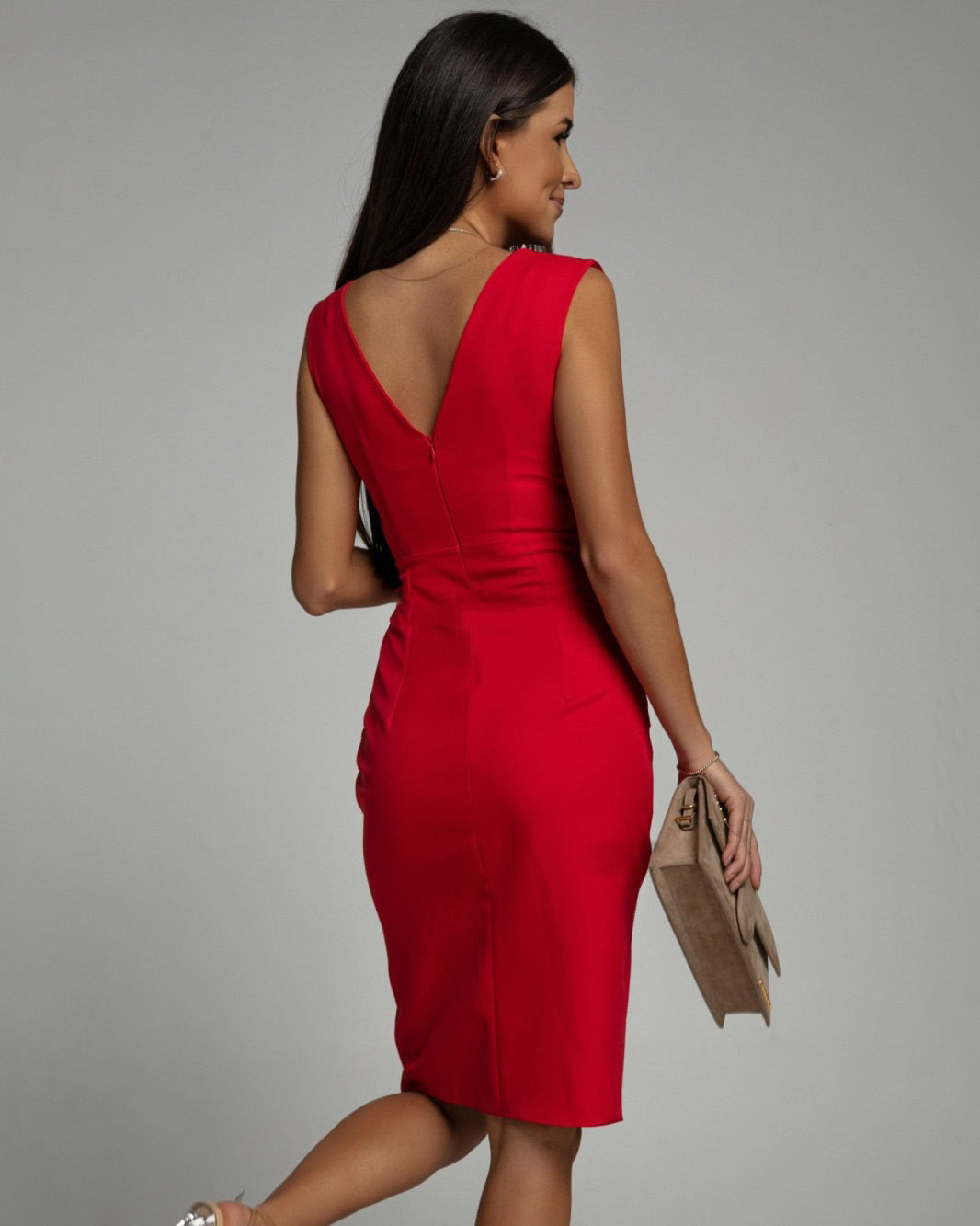 Vestido justo com decote em V e fenda