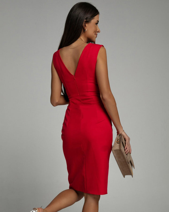 Vestido justo com decote em V e fenda