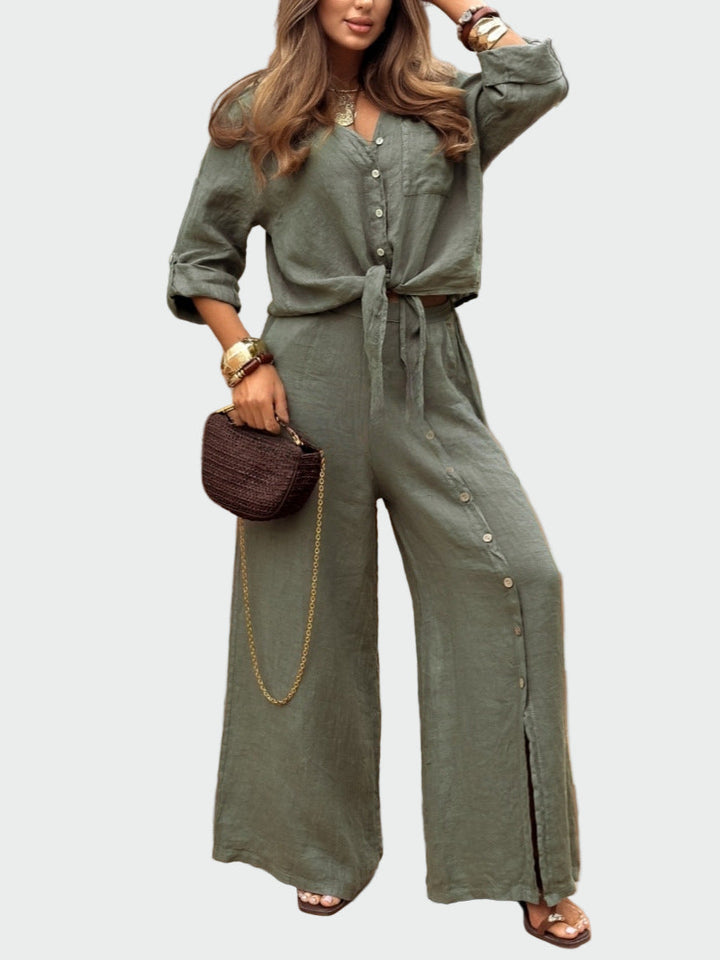 Fato feminino, moderno, monocromático, de duas peças