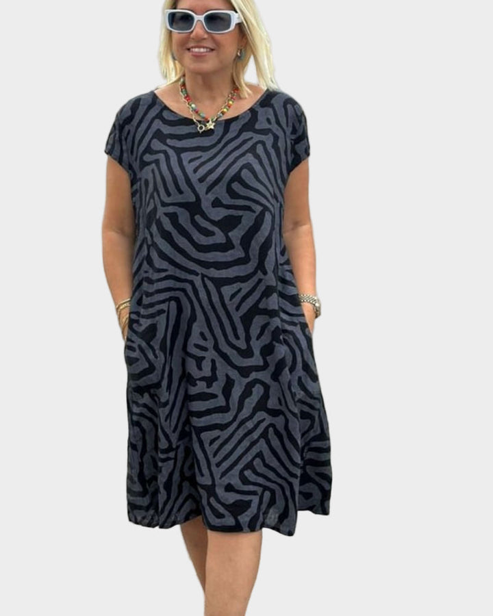 Vestido de verão com decote redondo e bonito padrão