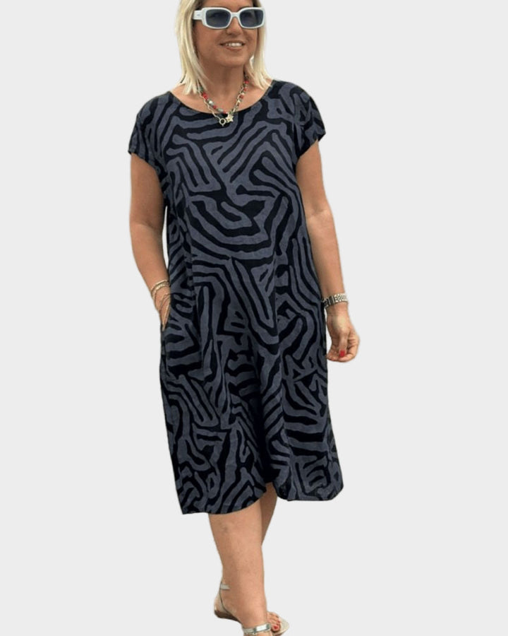 Vestido de verão com decote redondo e bonito padrão