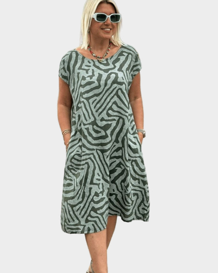 Vestido de verão com decote redondo e bonito padrão