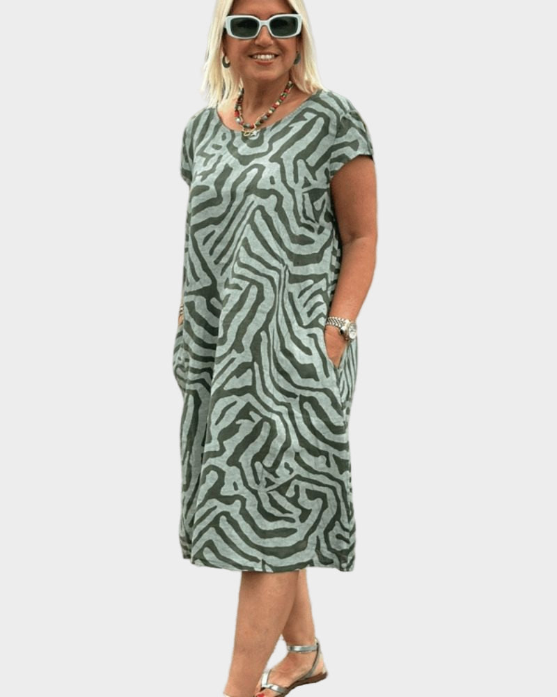 Vestido de verão com decote redondo e bonito padrão