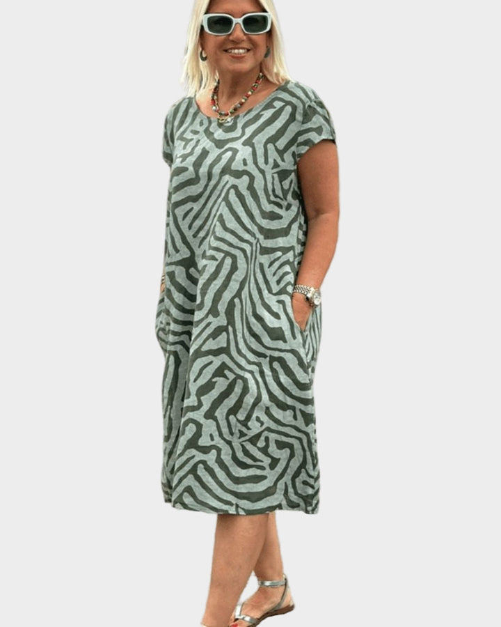 Vestido de verão com decote redondo e bonito padrão