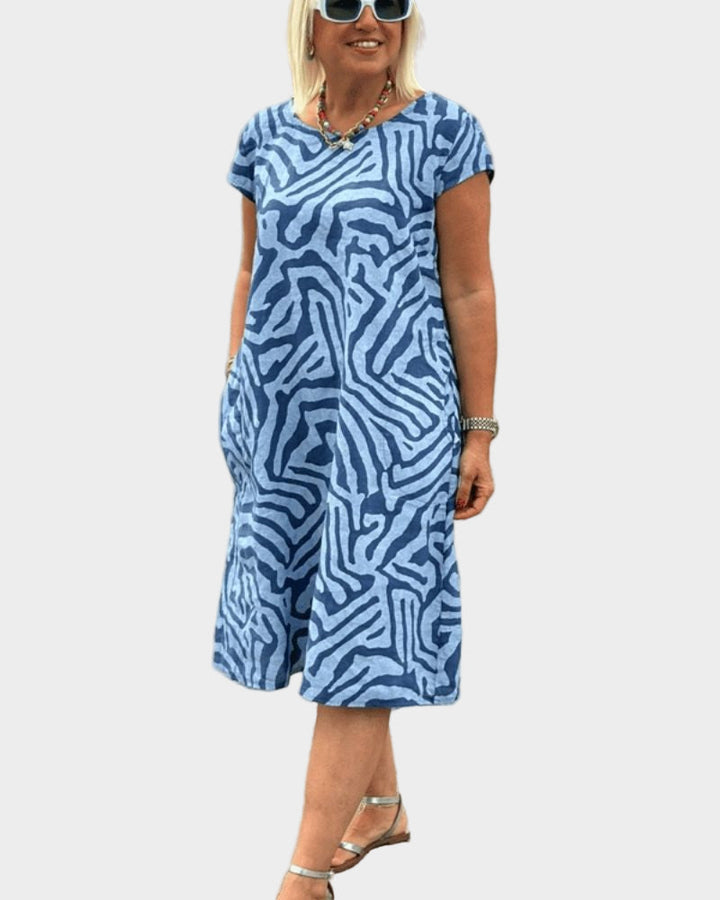 Vestido de verão com decote redondo e bonito padrão