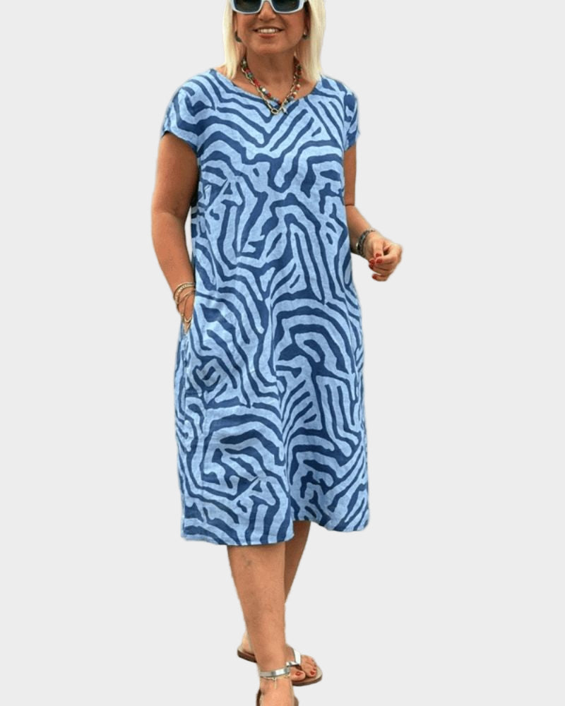 Vestido de verão com decote redondo e bonito padrão