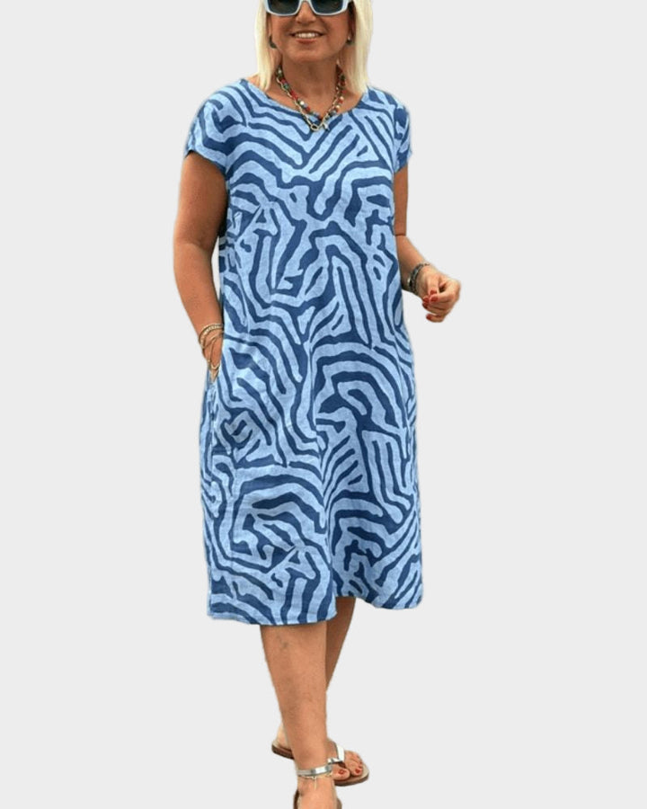 Vestido de verão com decote redondo e bonito padrão