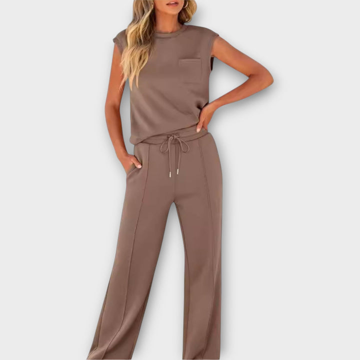 Conjunto de blusa sem mangas e calças com cordão