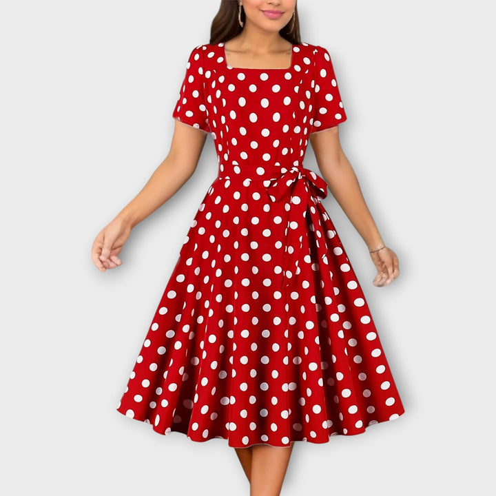 Vestido Retro com Poás e Decote Quadrado