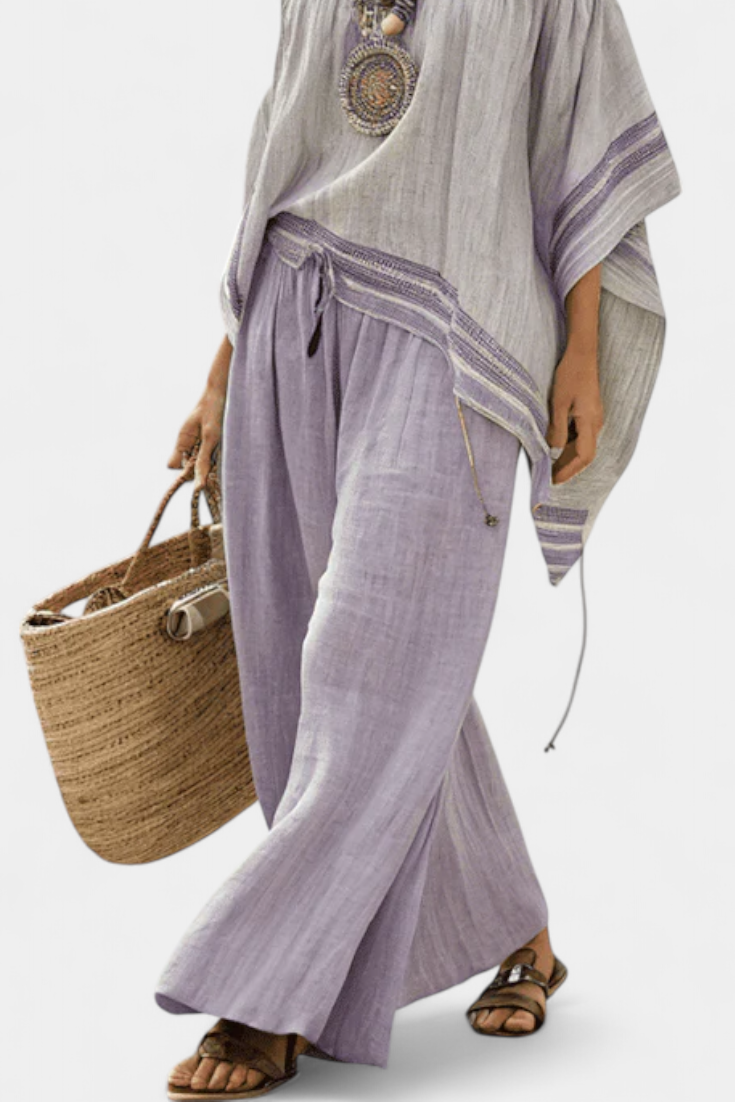 Conjunto de bambu com riscas, com ombros à mostra e calças largas para um estilo elegante e fresco