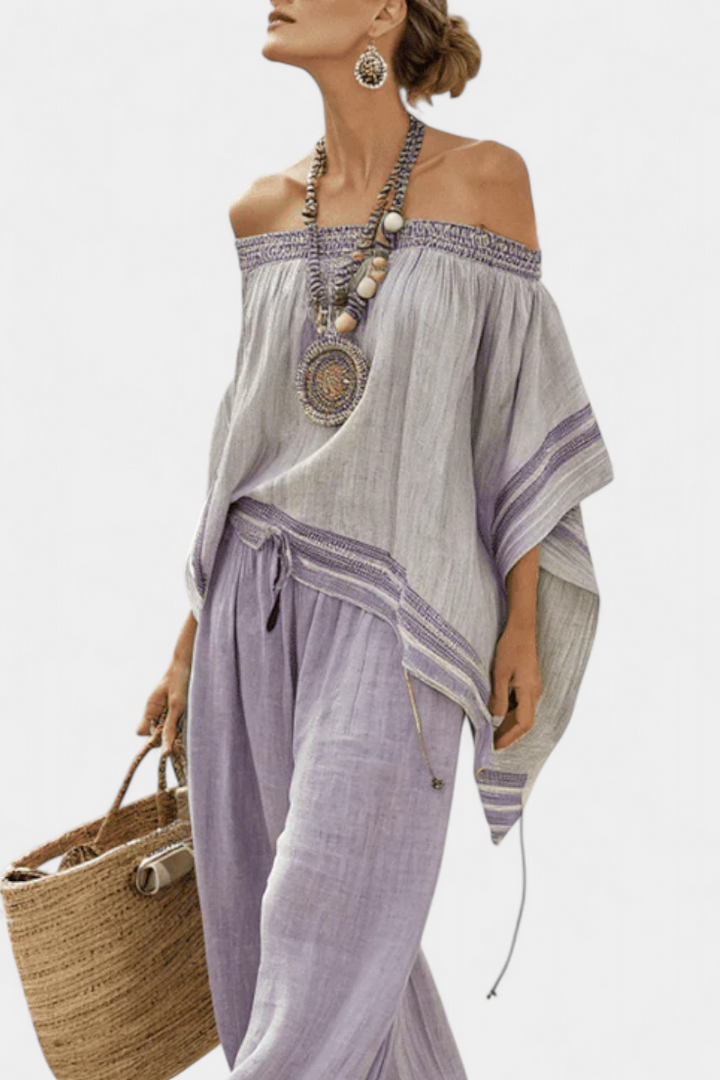 Conjunto de bambu com riscas, com ombros à mostra e calças largas para um estilo elegante e fresco