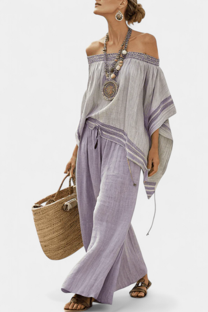 Conjunto de bambu com riscas, com ombros à mostra e calças largas para um estilo elegante e fresco