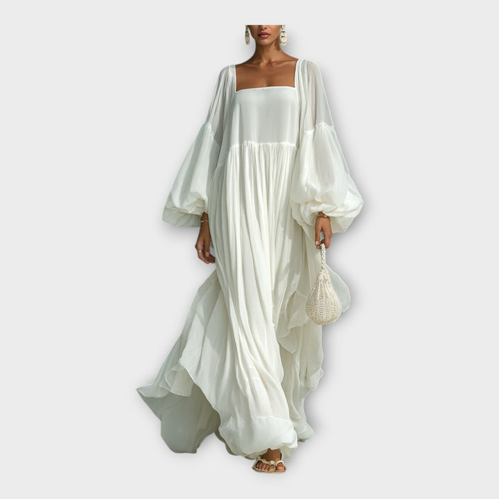 Vestido arejado com estética minimalista refinada