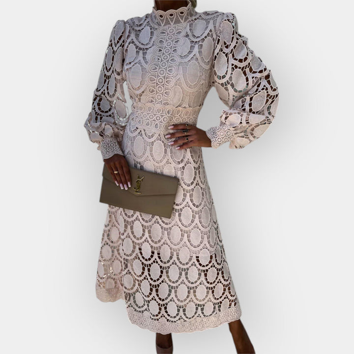 Vestido Romântico com Detalhes em Renda