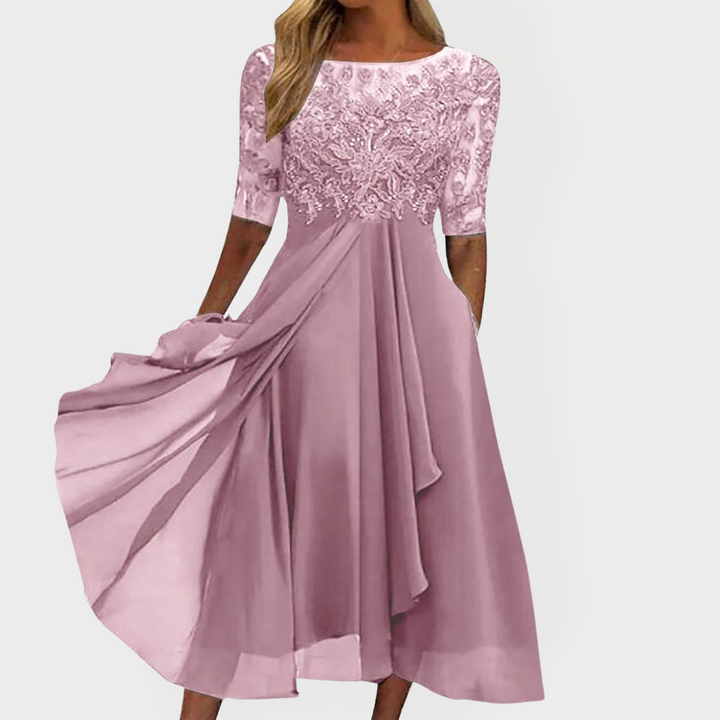 Vestido Bordado com Renda e Sensação Romântica