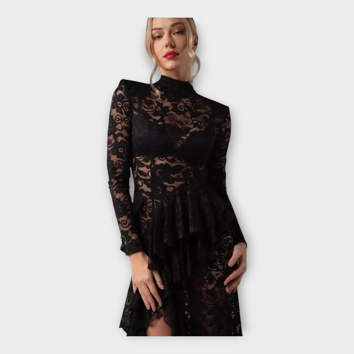 Vestido de renda assimétrico com design sofisticado