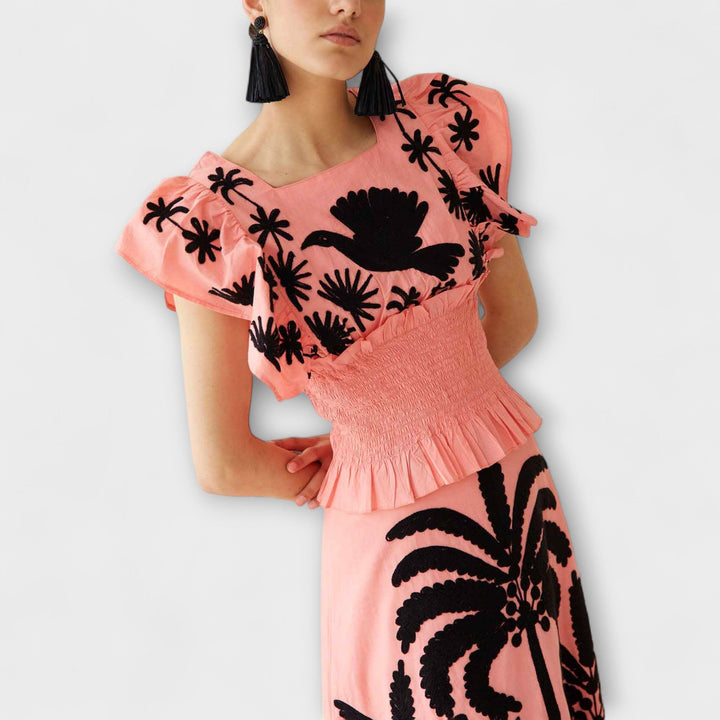 Top estiloso com design de palmeira e aves tropicais