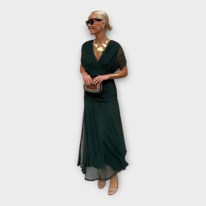 Vestido Arejado com Decote Impressionante