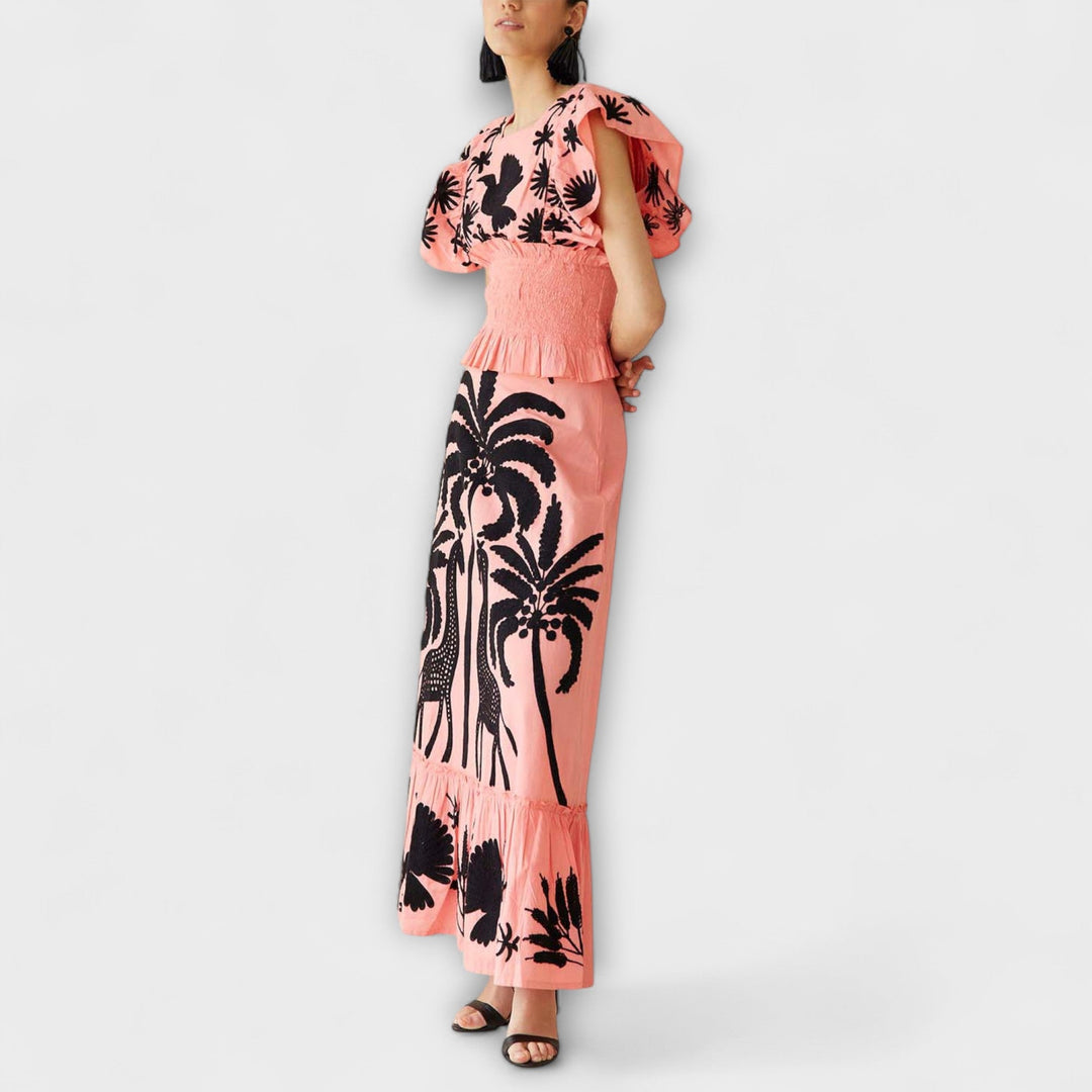 Top estiloso com design de palmeira e aves tropicais