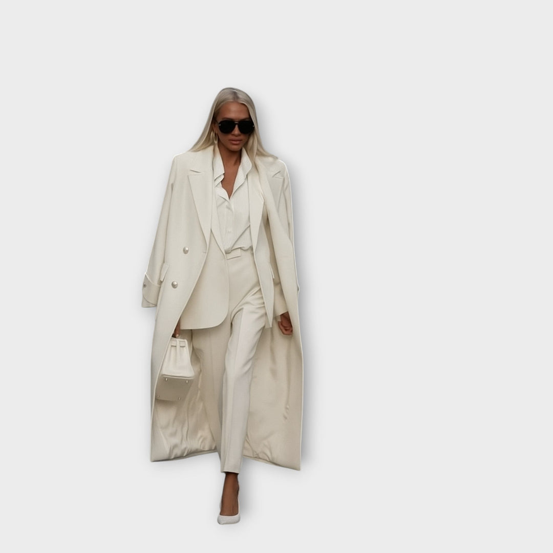 Conjunto elegante com calças e casaco em linha minimalista