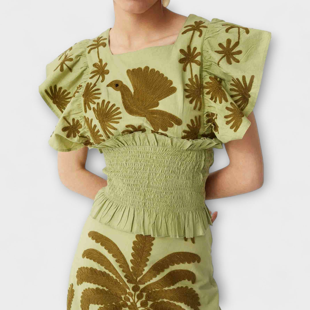 Top estiloso com design de palmeira e aves tropicais