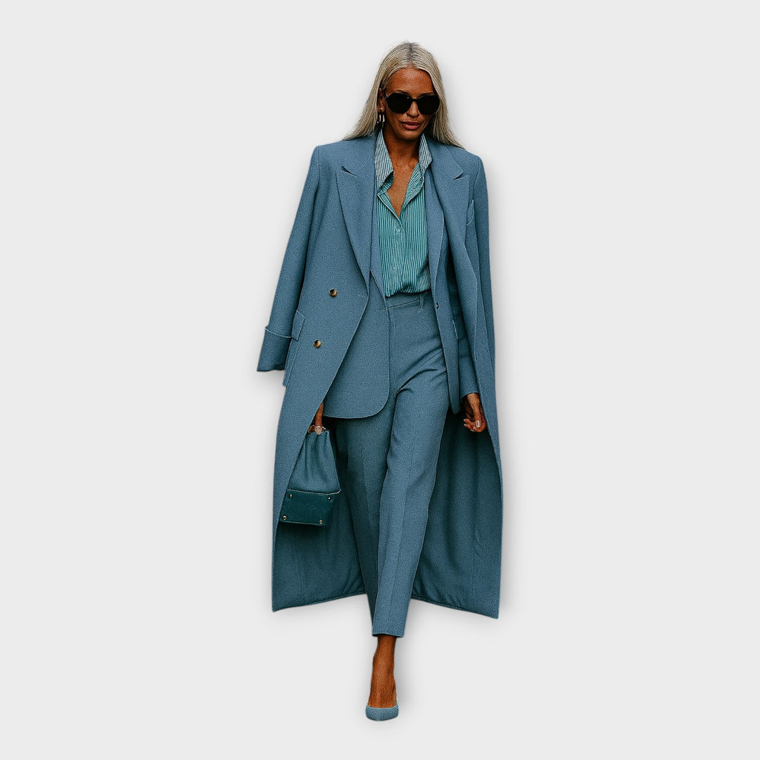 Conjunto elegante com calças e casaco em linha minimalista