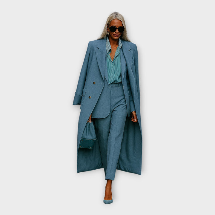 Conjunto elegante com calças e casaco em linha minimalista