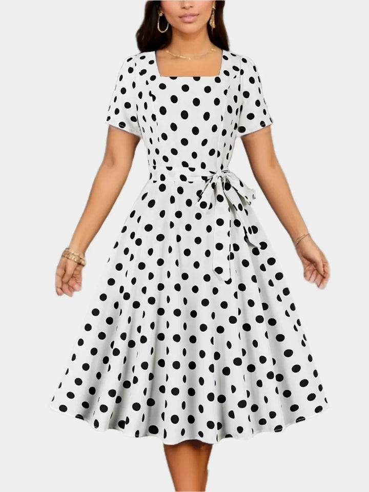Vestido Retro com Poás e Decote Quadrado