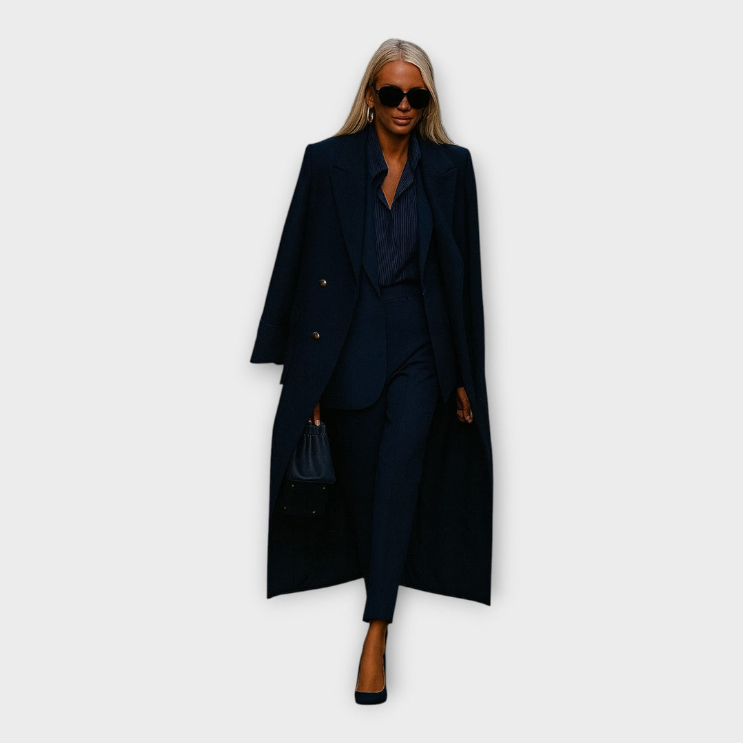 Conjunto elegante com calças e casaco em linha minimalista