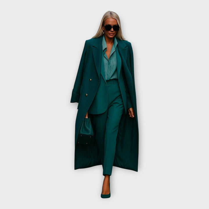 Conjunto elegante com calças e casaco em linha minimalista