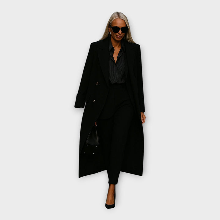 Conjunto elegante com calças e casaco em linha minimalista